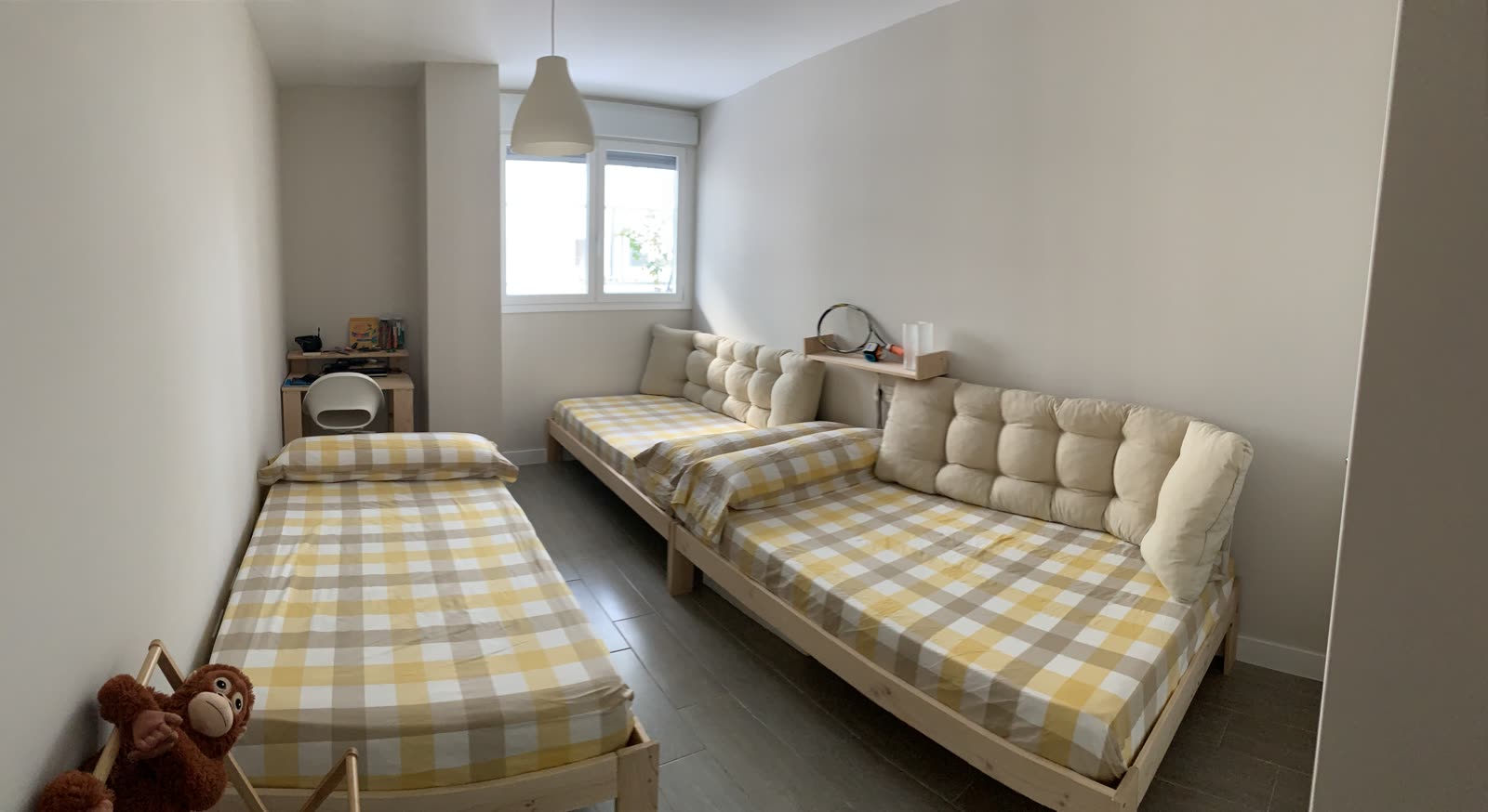 Chambre avec trois lits simples